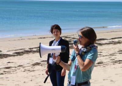 prise de parole sur la plage avec megaphone