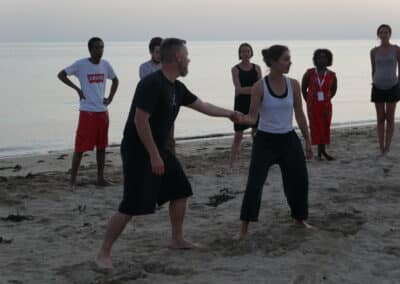 aikido en groupe sur la plage saisie poignet